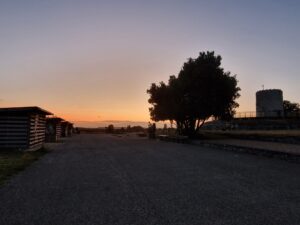 Coucher de soleil sur le site du Fâ et à droite le temple circulaire