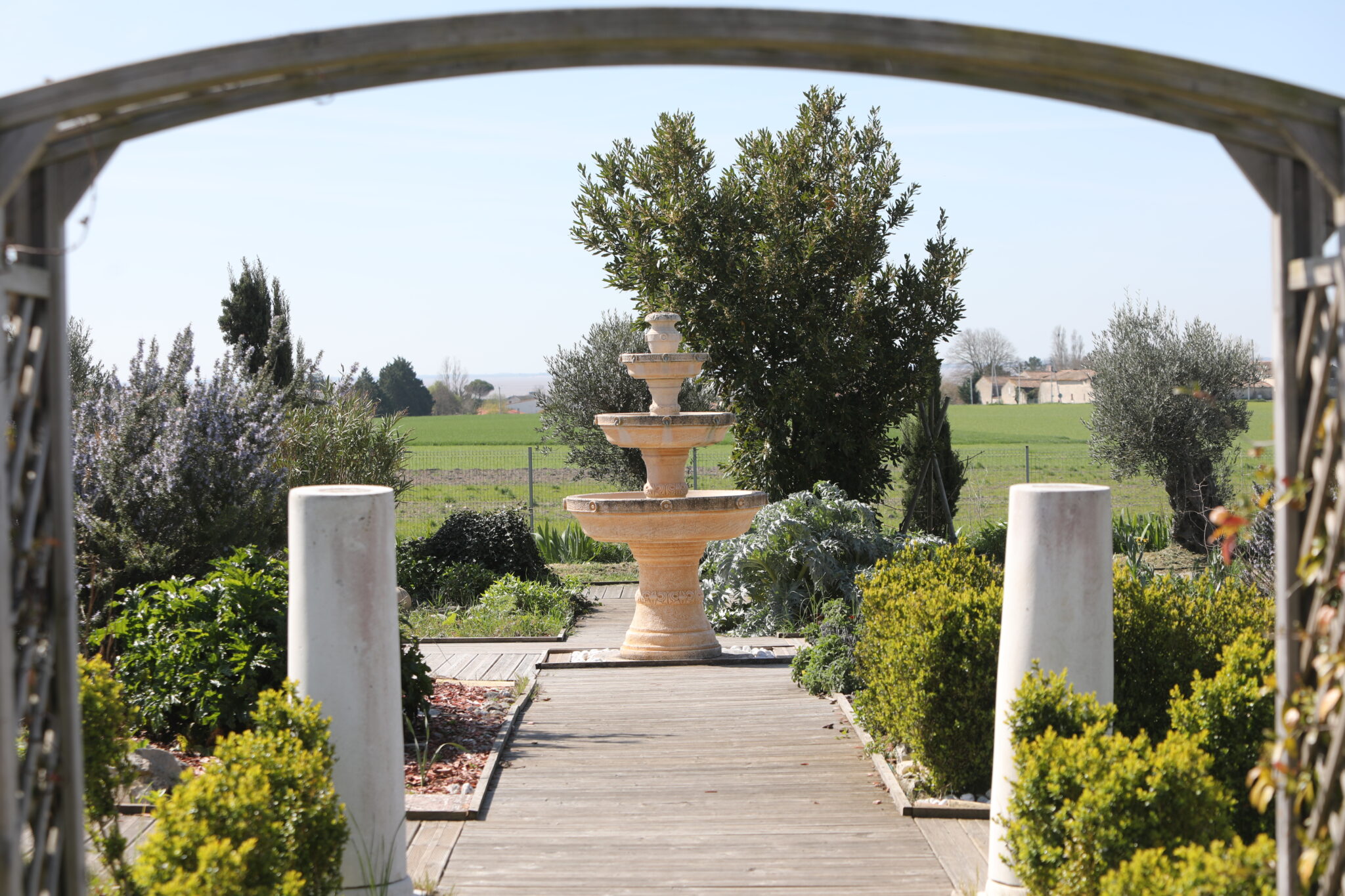 Le jardin antique autour de la fontaine