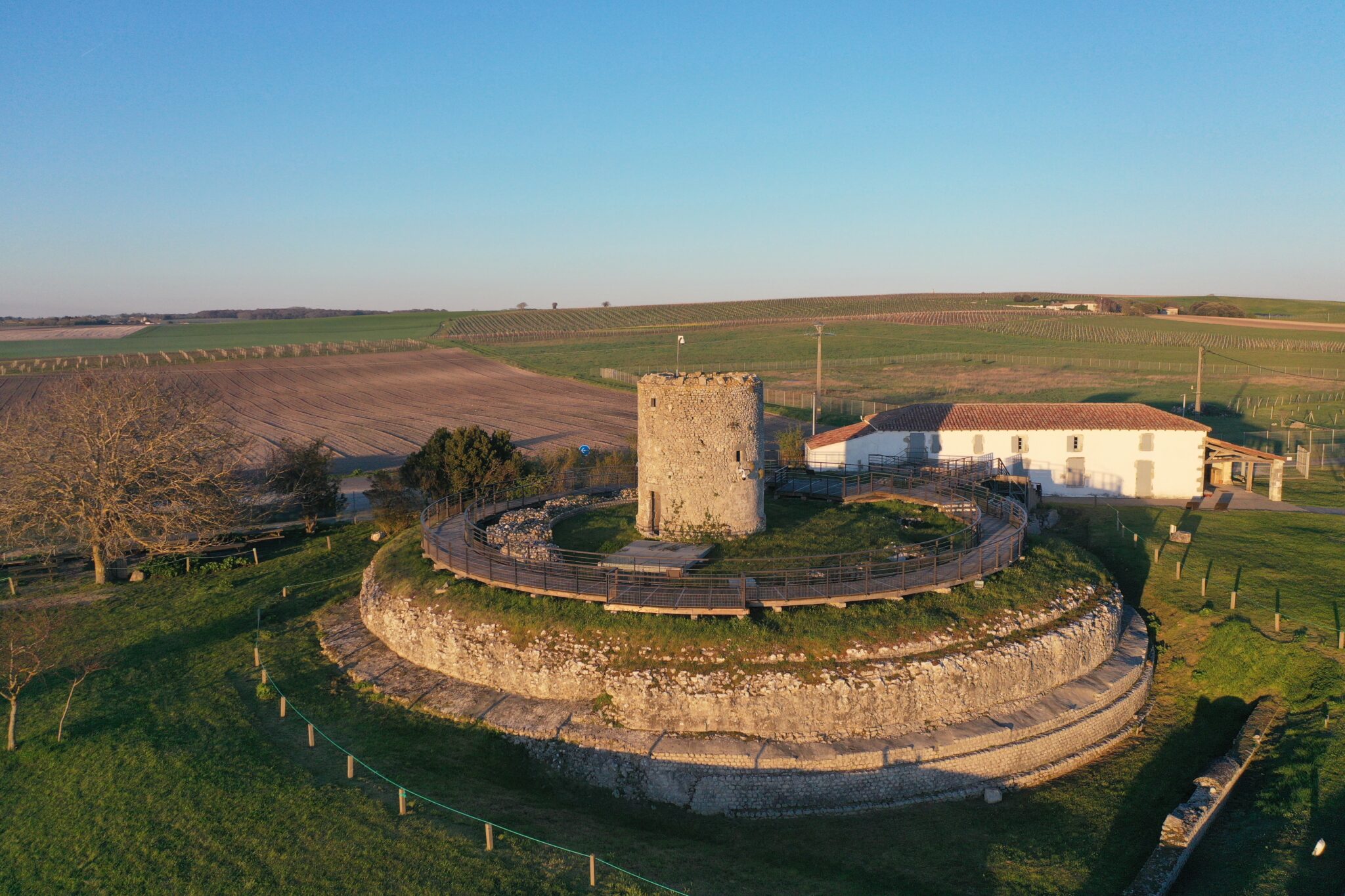 Vue de drone du temple et du musée